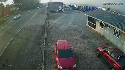 Vídeo mostra batida violenta que matou três pessoas na Estrada do Ganchinho