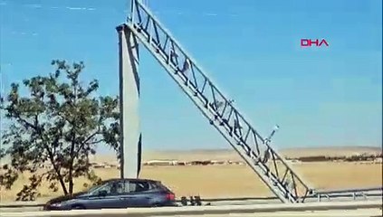 TIR'ın açık kalan dorsesi EDS'ye çarptı