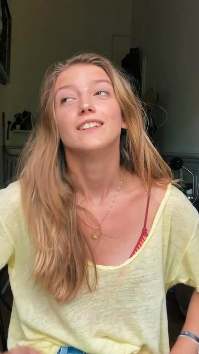 C’EST DISPO ! La chanson s’appelle « Garde les roses » et tu peux la retrouver sur toutes les plateformes 