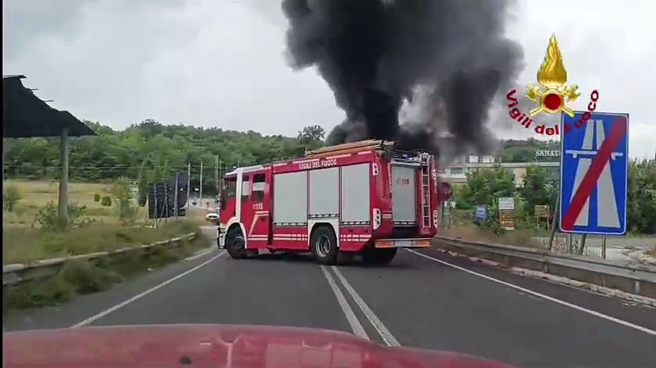 Auto in fiamme durante la marcia, l'intervento dei vigili del fuoco a Montecastrilli