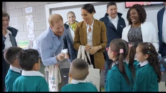 Colombia, Harry e Meghan visitano una scuola e un centro per veterani