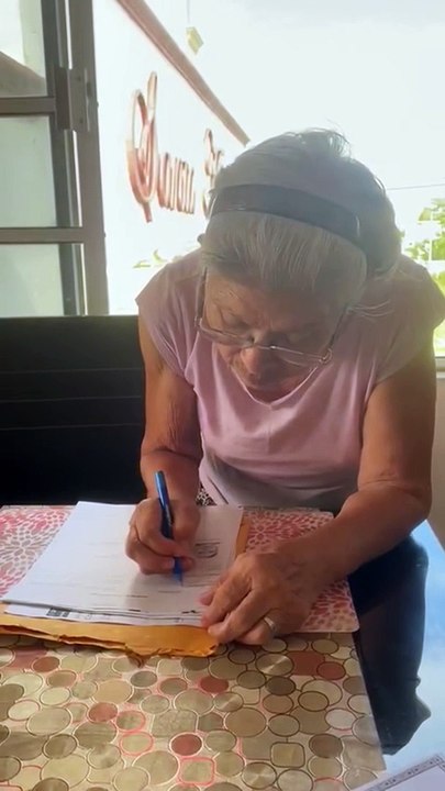 Una mujer se saca la educación primaria a los 82 años y la reacciones en redes sociales se hacen virales