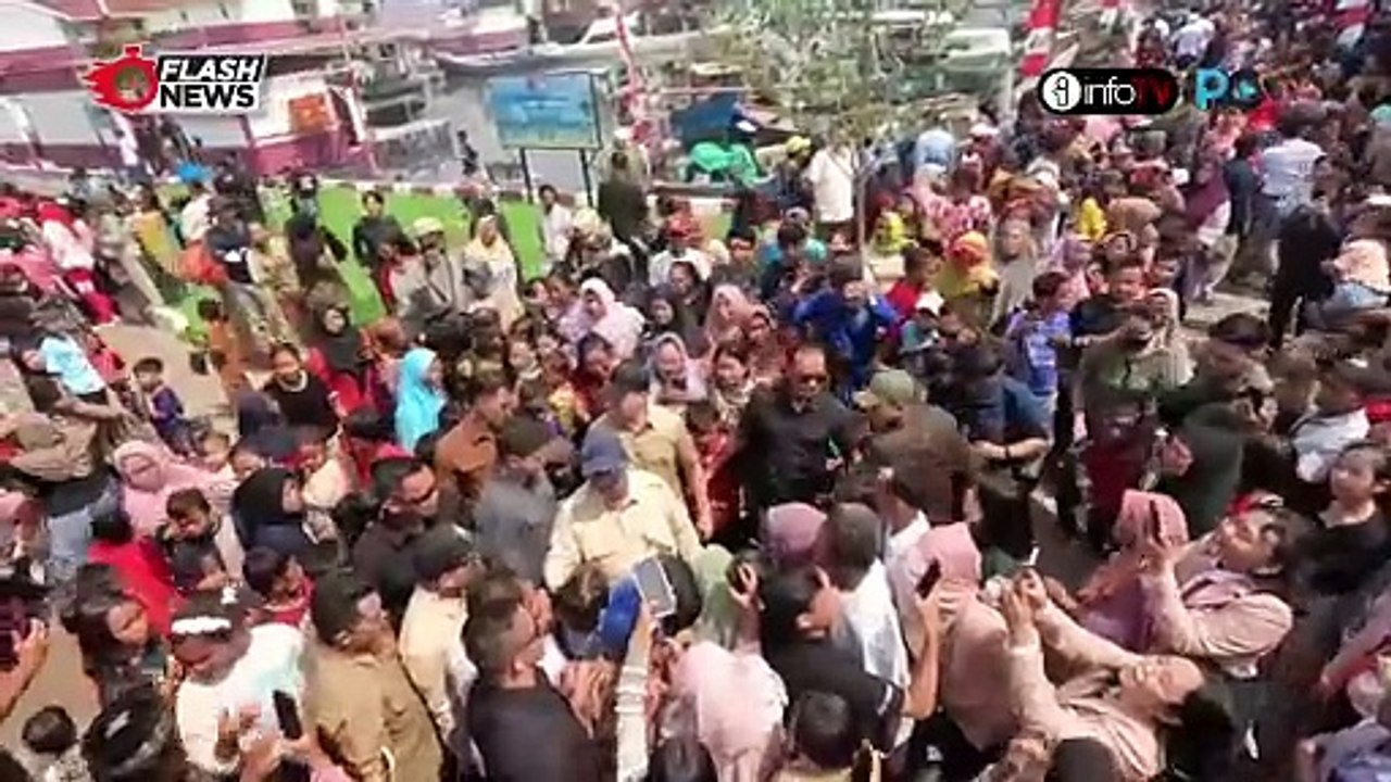 PRABOWO SAMBANGI RUMAH APUNG MUARA ANGKE, COBA LAPANGAN FUTSAL DAN BERI MAINAN ANAK