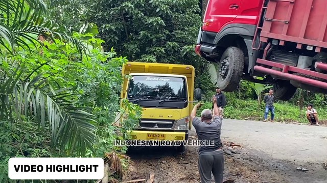 34 TONS OF THREADED IRON LOAD TRUCK JUMPING 5 METRES ALMOST UPSIDE DOWN !!