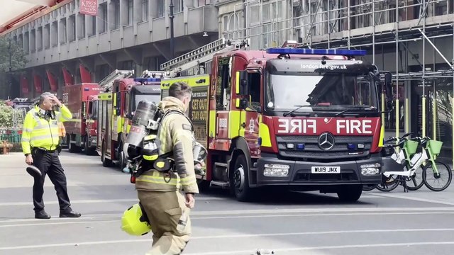 Más de cien bomberos intentan sofocar un incendio en el emblemático edificio de Londres Somerset House, a la orilla del Támesis