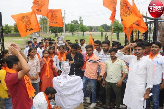 कोलकाता की घटना का विरोध : यहां रैली निकाल लगाए नारे, पश्चिम बंगाल की मुख्यमंत्री का पुतला भी फूंका