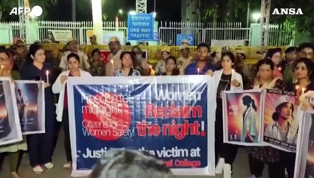 India,in migliaia in piazza a Kolkata per chiedere sicurezza dopo l'uccisione di una dottoressa