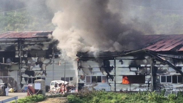 여수 손죽도 소각장 낙뢰 추정 화재...5시간 반 만에 꺼져 / YTN