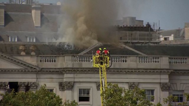 Más de cien bomberos intentan sofocar un incendio en Somerset House, un emblemático edificio de Londres a la orilla del Támesis