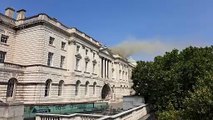 Un centenar de bomberos combaten un incendio en un histórico edificio de Londres