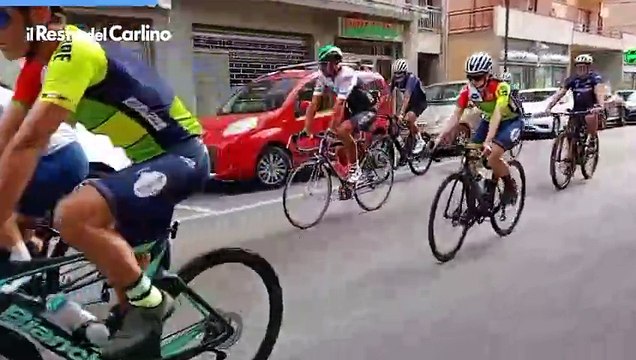 Ciclisti travolti e uccisi a Senigallia, la bara 'scortata' dalle bici: il video