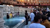 Siena: la protesta degli animalisti dentro Fonte Gaia in Piazza del Campo, la polizia li fa uscire a forza