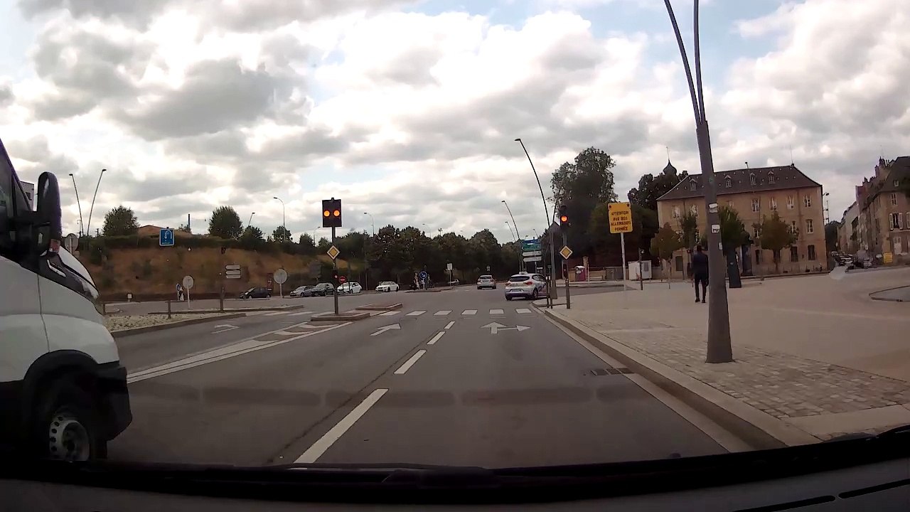 il passe au rouge