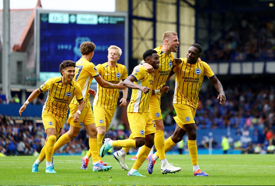 فوز كبير لبرايتون على إيفرتون ونيوكاسل يحقق المطلوب بنقص عددي