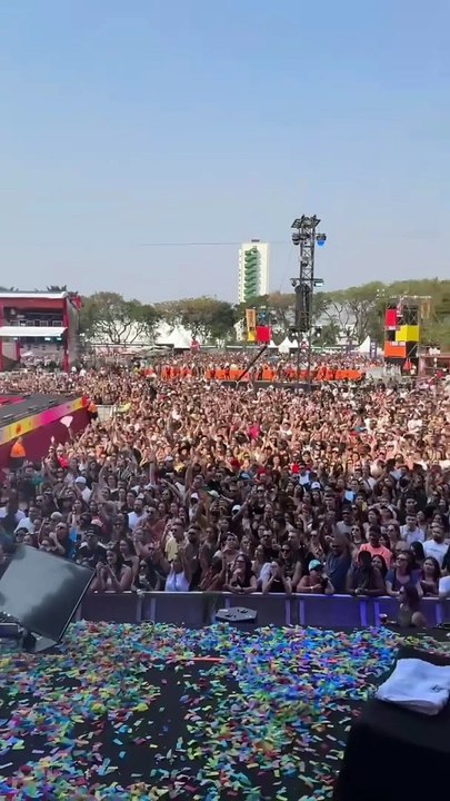 Cantor Leonardo homenageia Silvio Santos e chora em show: "Não aprendi dizer adeus"