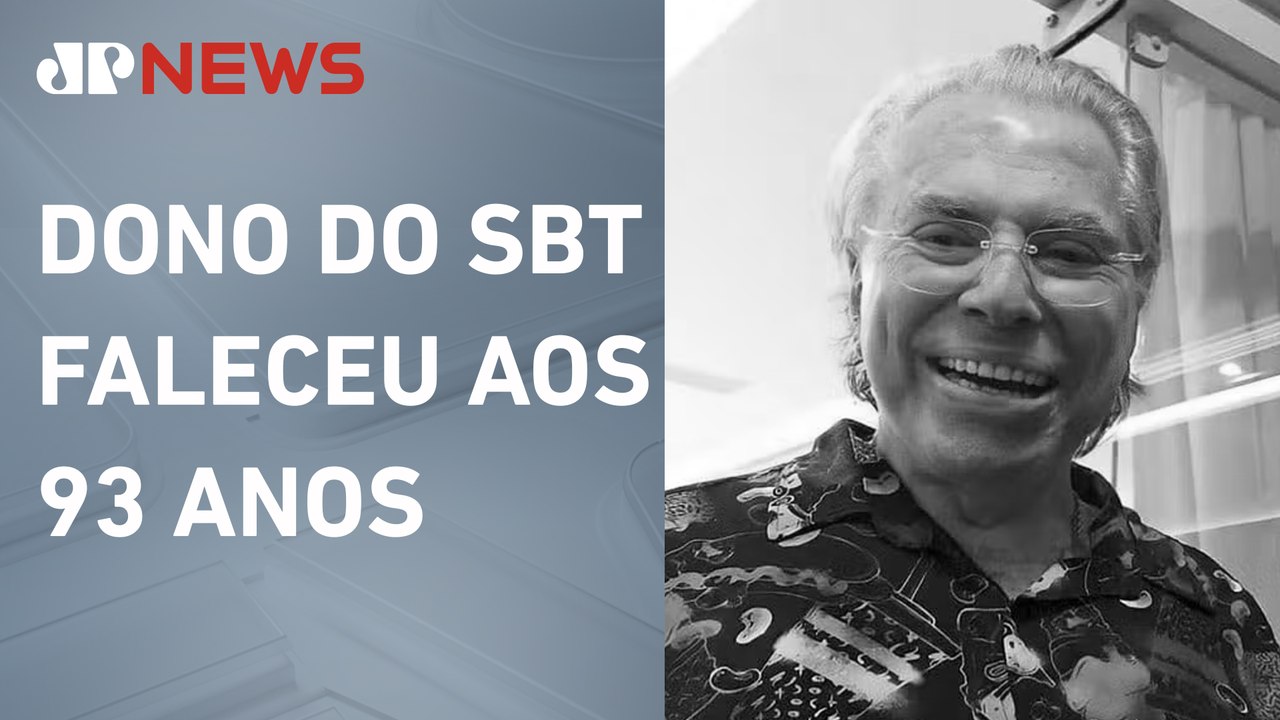 Fãs prestam homenagem a Silvio Santos em frente...