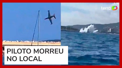 Avião cai durante apresentação aérea na França