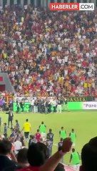 Fenerbahçe Başkanı Ali Koç'a Göztepe deplasmanında saldırı