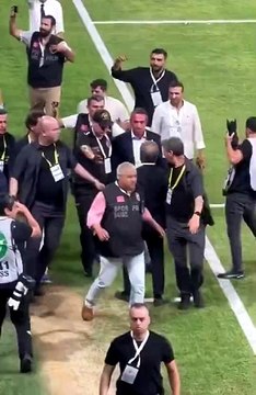 Ali Koç'a Göztepe maçında saldırı: Yere düştü, taraftar sahaya girdi