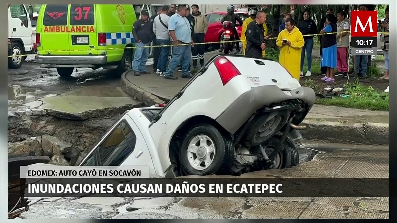Automóvil cae a socavón provocado por fuertes lluvias en Ecatepec