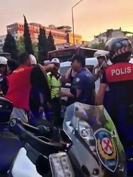 Göztepeli taraftarlar polis gözetiminde Fenerbahçeli taraftarı darp etti