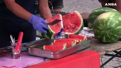 Milano, presidio SMS in Comune: "Amministrazione dimentica zone popolari"