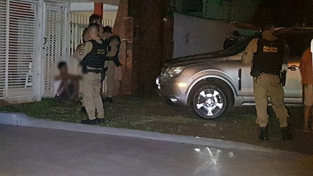 Cês tem que parar de arrumar essas confusão : Homem corre atrás do outro pelo telhado de residências e um deles é detido por populares