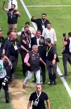 Ali Koç'a Göztepe maçında saldırı! Su şişesi atıldı, ittirildi, yere düştü