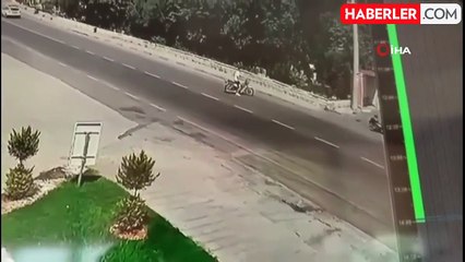 Hatay'da 2 motosikletin çarpıştığı feci kaza kamerada
