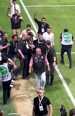 Maç durdu.. Ali Koç'a şok saldırı: Gergin anlar kameralara yansıdı!