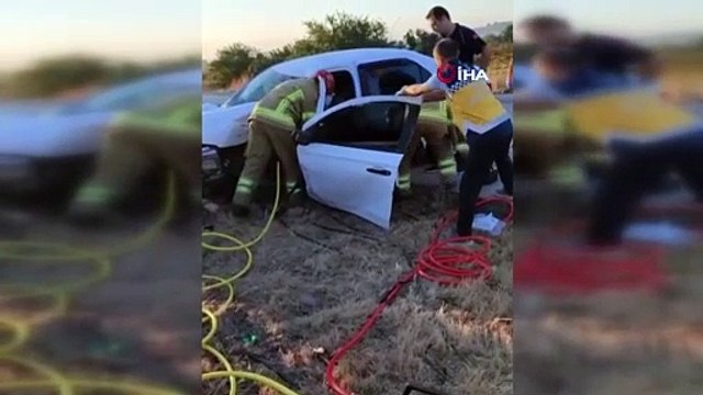 Bursa'da otomobil elektrik direğine çarptı: Sürücü araçta sıkıştı!