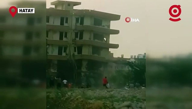 Kontrollü olarak yıkılan 4 katlı binanın yerle bir olmasıyla yaşanan panik kamerada