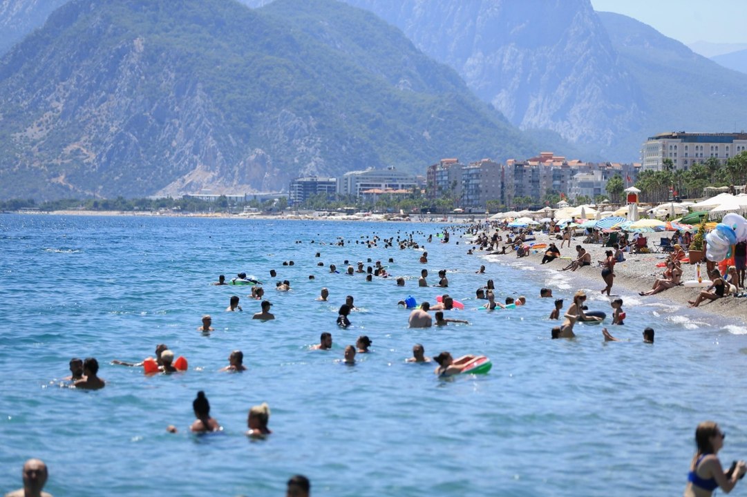 Antalya’da sıcak havadan bunalanlar sahillere akın etti!