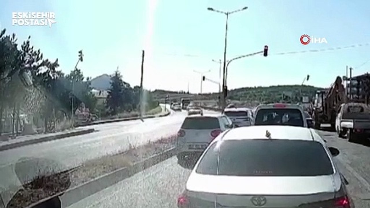 Eskişehir'de trafik kurallarını hiçe sayan lüks otomobil kazaya yol açtı