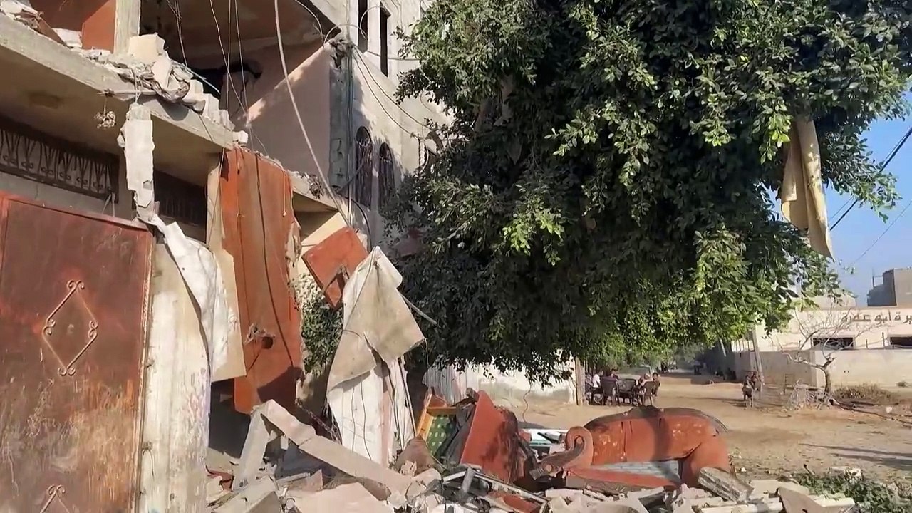 الفلسطينيون يعاينون الدمار عقب قصف إسرائيلي على دير البلح