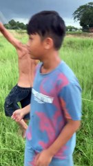 Học sinh hài hước thả diều sáo chiến giông đêm