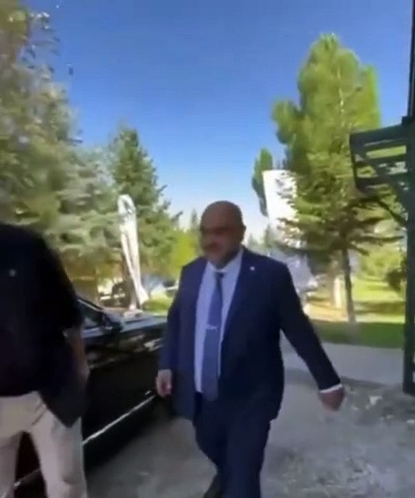 Milletin vekilinin çakarlı lüks araç filosu ''pes'' dedirtti