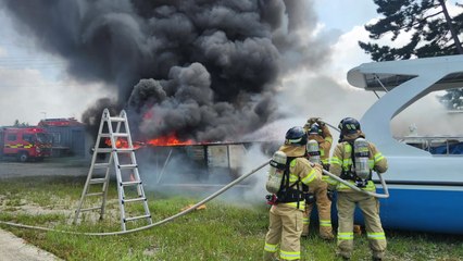 리튬 배터리 충전 중 화재...청소선 1척 모두 태워 / YTN