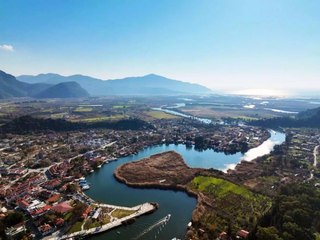Dalyan kanalı kartpostallık manzaralar sunuyor