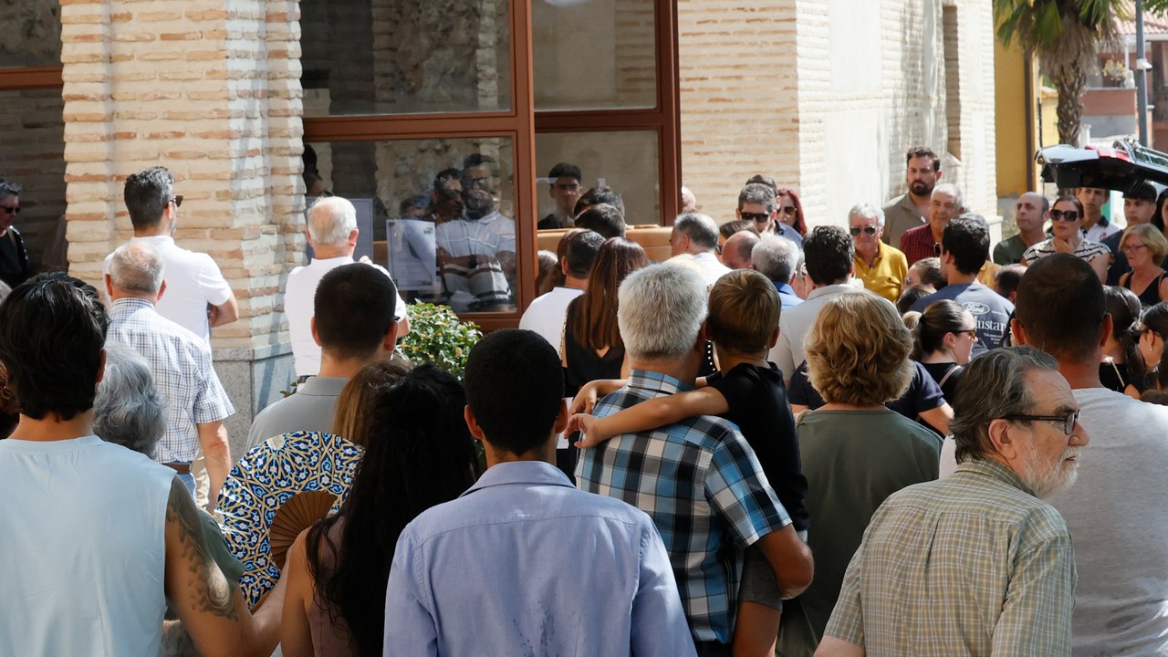Los vecinos despiden al niño asesinado en Mocejón: "¡Gol, gol, gol, Mateo es un campeón!"