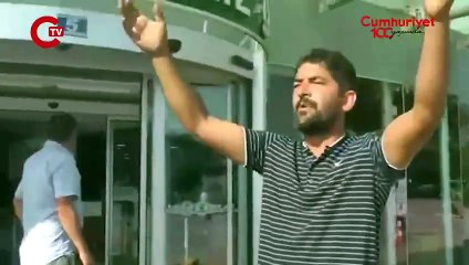 Konya Karatay'da kavun satışı yapan bir kişi, 'Malıma çöktüler' deyip AKP'li belediye önünde kavunları parçaladı...