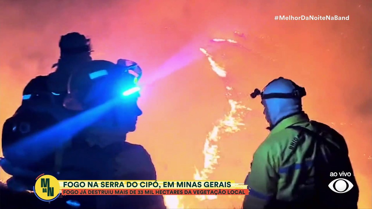 Fotógrafa quase atingida por chamas na Serra do...
