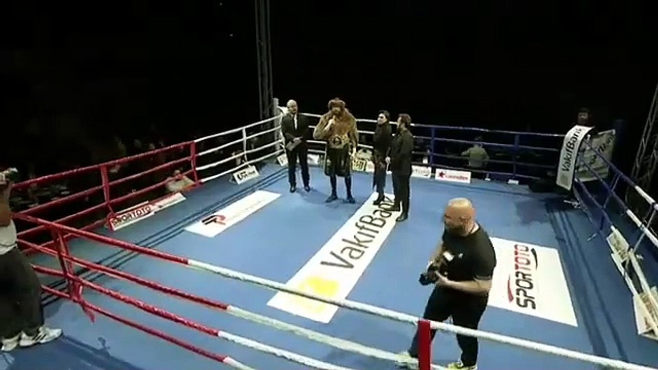 Türk Boksör’den Zafer Sonrası Ringde Trabzon Vurgulu Tarihi Mesaj!