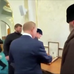 Putin kendisine hediye edilen Kuran-ı Kerim’i öptü! Çeçenistan ziyaretinde dikkat çeken kare