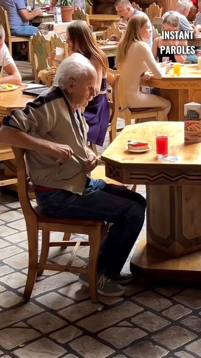 Cet homme âgé fête son anniversaire seul au restaurant puis reçoit un geste précieux