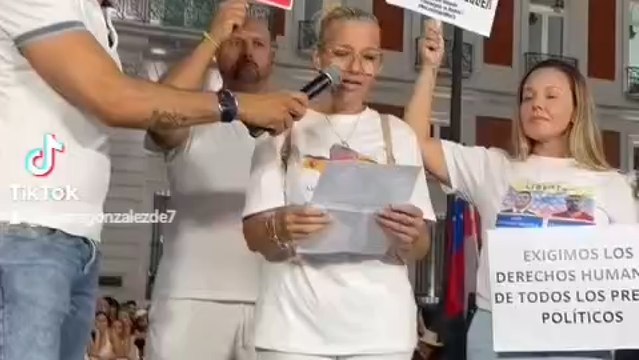 Yajaira Gonzales De Canales Plaza dando un discurso el 17 de agosto en la puerta del Sol.