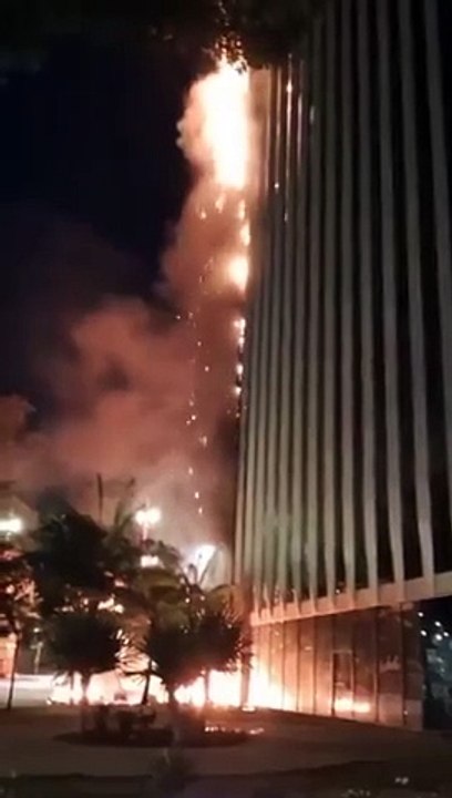 Incêndio destrói fachada de prédio abandonado no centro da cidade; saiba detalhes