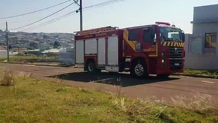 Corpo de Bombeiros apaga incêndio em vegetação no Bairro Morumbi