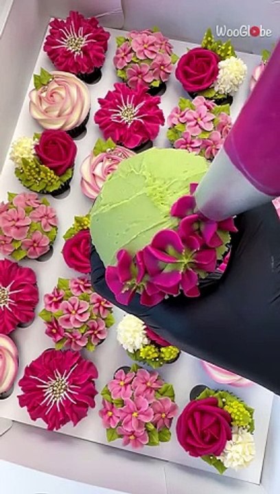 Baking expert makes two-toned buttercream hydrangea floral cupcakes with precision(720P_HD)