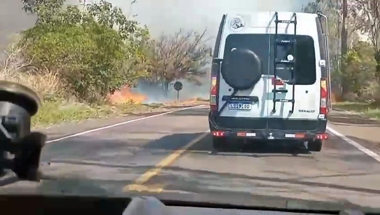 Fumaça toma conta da PR-323 após incêndio ambiental entre Cruzeiro do Oeste e Tapejara